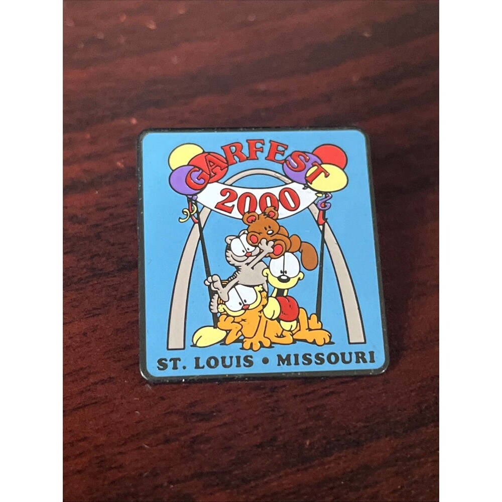 Garfield Garfest 2000 St. Louis Missouri Odie Comic Strip Lapel Hat Pin‎